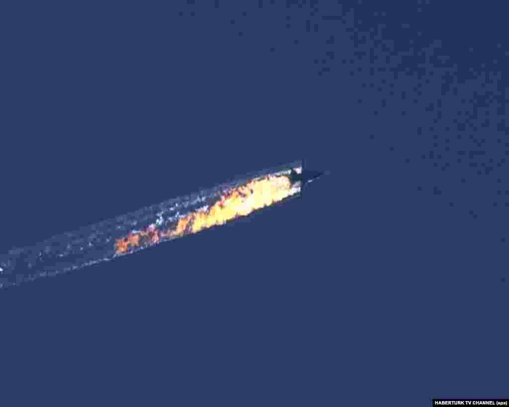 Крушение Су-24 в Сирии 24 ноября ВВС Турции сбили российский бомбардировщик Су-24. Лутчикам удалось катапультироваться. Пилот Олег Пешков погиб, штурман Константин Мурахтин, как утверждают российские власти, выжил. Турция утверждает, что сбила Су-24 после того, как самолет нарушил воздушное пространство страны, залетев в него из Сирии. Россия отрицает факт нарушения воздушного пространства Турции. Позже турецкие власти заявили, что в момент атаки на российский бомбардировщик не знали о его государственной принадлежности, а если бы знали &ndash; то не стали бы его сбивать. Опубликованные в турецких СМИ аудиозаписи свидетельствуют о том, что экипаж Су-24 не отвечал на запросы турецкой стороны и требования покинуть воздушное пространство страны. После этого происшествия отношения Москвы и Анкары кардинально испортились: Россия ввела многосторонние санкции против Турции, в том числе запретив турфирмам продавать путевки на турецкие курорты