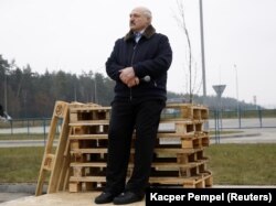Liderul autoritar al Belarusului, Alexander Lukashenko, se află în conflict cu Uniunea Europeană încă din 2020, când, în urma unor alegeri prezidențiale fraudate la scară largă, liderii europeni au refuzat să-l recunoască pe acesta drept președintele țării.