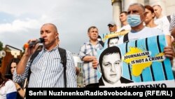 Кіраўнік праекту «Крым.Рэаліі» Ўладзімер Прытула (зь мікрафонам) на акцыі ў падтрымку Ўладзіслава Есіпенкі ў Кіеве, 2021 год