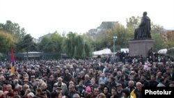 Armenia - Supporters of the opposition Armenian National Congress demonstrate in Yerevan's Liberty Square, 28Oct2011.