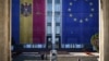 Drapele imense ale Republicii Moldova și Uniunii Europene pe clădirea Guvernului din Chișinău, înainte de alegerile parlamentare. 26 septembrie 2025.
