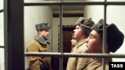 Если один солдат попадает в дисбат, то другой, скорее всего, становится калекой
