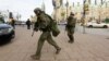 Канадские полицейские около здания парламента страны, в котором была открыта стрельба