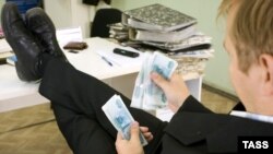 В соответствии с решением правительства, заработная плата врачей, педагогов, работников бытовых и коммунальных служб останется прежней