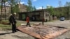 Без крыши над головой – в прямом смысле этого слова – остались также беженцы, проживающие в здании зугдидской районной больницы