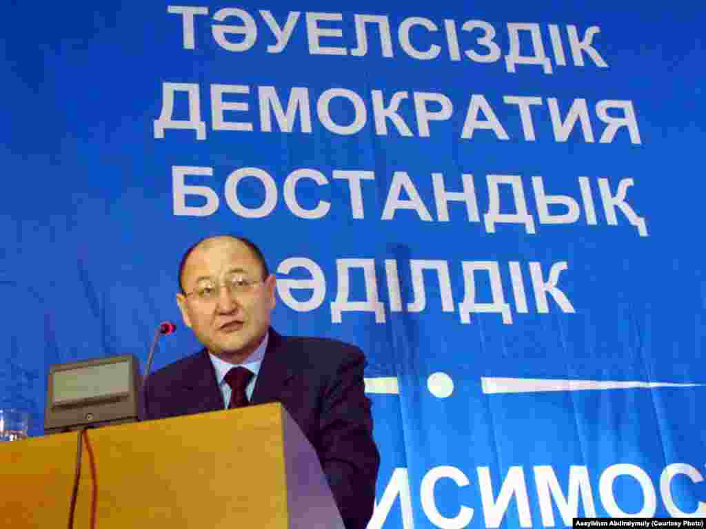 Алтынбек Сәрсенбайұлы &quot;Ақ жол&quot; партиясы съезінде сөйлеп тұр. Алматы, 2004 жыл.