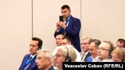 Vasile Costiuc (în picioare, cu telefonul în mână) la Congresul MEGA (Make Europe Great Again), Chișinău, 28 iulie 2025