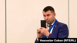 Vasile Costiuc filmează un eveniment cu telefonul mobil. Contul său de TikTok are peste 135 de mii de urmăritori.