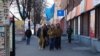 Несмотря на то что ситуация в Днепропетровске относительно спокойная, город патрулируют группы активистов Майдана. Это &ndash; &quot;9 сотня&quot;, ветераны войны в Афганистане. Спрашиваю: &quot;Можно ли сравнить вторжение в Крым и ввод ограниченного контингента советских войск в Афганистан?&quot; &ndash; &quot;Нет, это скорее напоминает оккупацию Гитлером Судет в Чехии&quot;. Сотня направляется к месту проведения митинга пророссийски настроенных граждан: &quot;Вмешиваться не будем, но российские флаги развернуть не дадим!&quot;