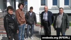 Сяргей Трафімчык, Мурат Мусаеў, Вітольд Ашурак, Міхал Бурачэўскі і Станіслаў Суднік побач з будынкам Лідзкага раённага суду, 24 красавіка