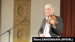 Завершил Михаил Казиник встречу музыкой Жана-Батиста Люлли, которая, по его мнению, обладает терапевтическим эффектом