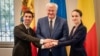 De la stânga la dreapta: Miniștrii de externe Mihai Popșoi, Andrei Sîbiga și Oana Țoiu la Cernăuți, pe 8 august 2025.