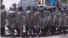 В течение дня силовики не вступали в конфронтацию с участниками акции, несмотря на то, что те вооружились самодельными дубинками и даже кидали камни в правоохранителей