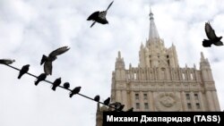 Здание МИД России на Смоленской площади, с гербом СССР на фасаде