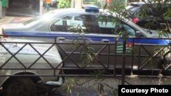 При попытке задержания Лакербая несколько человек оказали сопротивление сотрудникам милиции, которое переросло в физическое противостояние