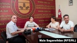 На проведенной сегодня совместной пресс-конференции сотрудники центра и Ассоциации адвокатов Грузии в очередной раз потребовали от правительства создать эффективный механизм для борьбы с полицейским произволом