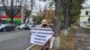 Ирина Милушкина - мать арестованного по подозрению в сбыте наркотиков и поджогах активиста "Открытой России" Артема Милушкина. Архивное фото 