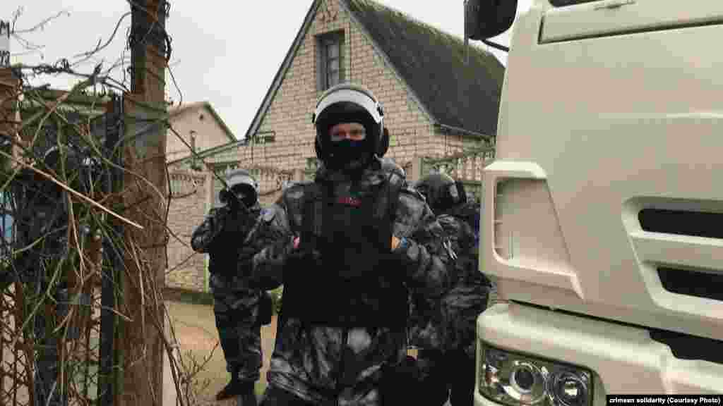 Ресейлік күш құрылымдары &quot;Қырым ынтымақтастығы&quot; қозғалысы өкілдері, қоғамдық белсенділер, азаматтық журналистер мен блогерлер тұратын 25 үйді тінткен. Олардың кейбірінен Ресейде тыйым салынған діни әдебиет табылғаны хабарланды.