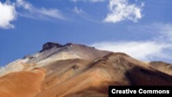 Боливия. Высокогорное плато. Фото <a href = "http://en.wikipedia.org/wiki/Image:Colors_of_Altiplano_Boliviano_4340m_Bolivia_Luca_Galuzzi_2006.jpg" target=_blank> Photo Luca_Galuzzi. Wikipededia. Creative Commons. 2006</a>.