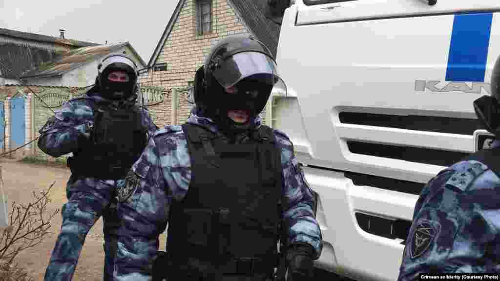 Белсенділер үйлерін тінтуге ресейлік күш құрылымдарының үшеуі - федералдық қауіпсіздік қызметі, ішкі істер министрлігі және Росгвардия қызметкерлері келді.