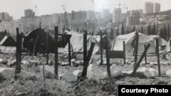 Палаточный лагерь крымских татар-репатриантов на окраине южнобережного села Красный Рай. 1992 год