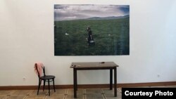 Выставка «Запах молока» проходит в рамках ежегодного фестиваля фотографии «Колга» («Зонтик»), который традиционно объединил людей этой профессии из разных стран мира