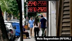 Многие аналитики связывают обесценение лари с потрясениями на валютных рынках торговых партнеров Грузии – Турции и России