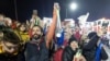 După un marș de două zile și 80 de kilometri pe jos de la Belgrad la Novi Sad, studenții belgrădeni sunt întâmpinați de localnici când ajung la locul în care s-a prăbușit acoperișul gării, în noiembrie 2024, când au murit 15 persoane și au fost rănite grav alte două. 
