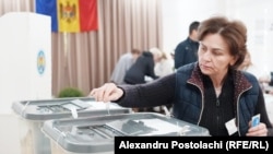 Жанчына галасуе на ўчастку ў Кішынёве, 28 верасьня 2025
