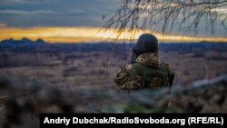 Вид на террикон с позиции украинских военных вблизи города Золотое Луганской облати