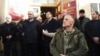 Выйдя к людям, собравшимся у Администрации президента, Рауль Хаджимба объявил, что диалог через представителей будет продолжен, однако отставки президента и кабмина не будет