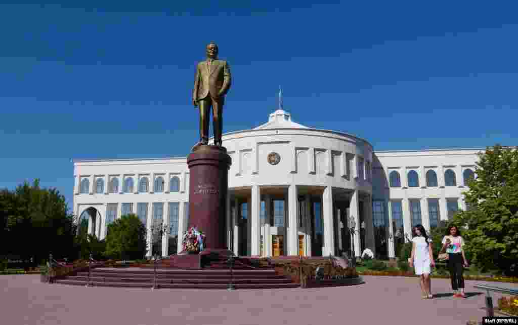 Экспозиция Каримовтің қайтыс болғанға дейін тұрған және жұмыс істеген &quot;Оксарой&quot; (Ақсарай - өзб.) сарайында ақпан айында ашылған.&nbsp;