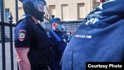 Сотрудники полиции на протестной акции в Петербурге, архивное фото 