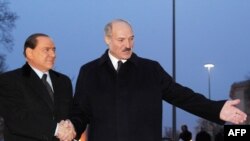 Сыльвіё Бэрлюсконі з Аляксандрам Лукашэнкам у Менску, 2009 год.