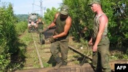 По словам премьер-министра, работы по расчистке железнодорожного полотна должны быть закончены 25 декабря
