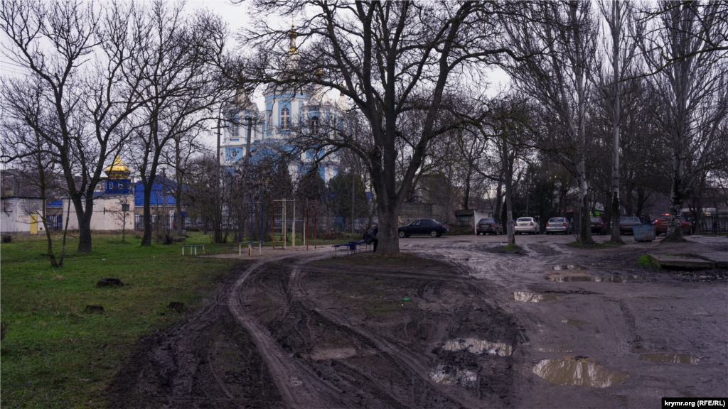 У міському парку. За ним видно Покровський собор